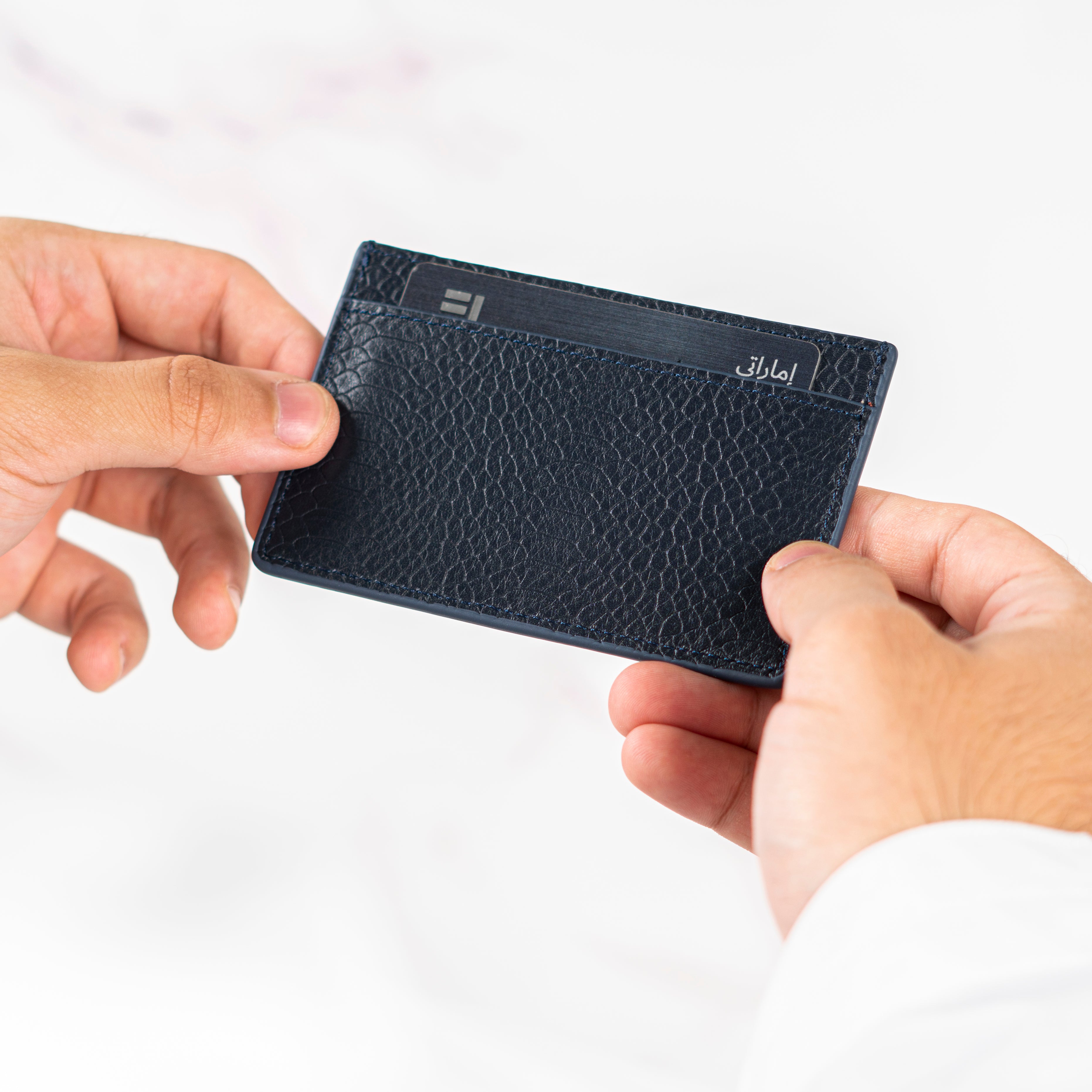 X03-1 حاملة بطاقات من جلد طبعة التمساح