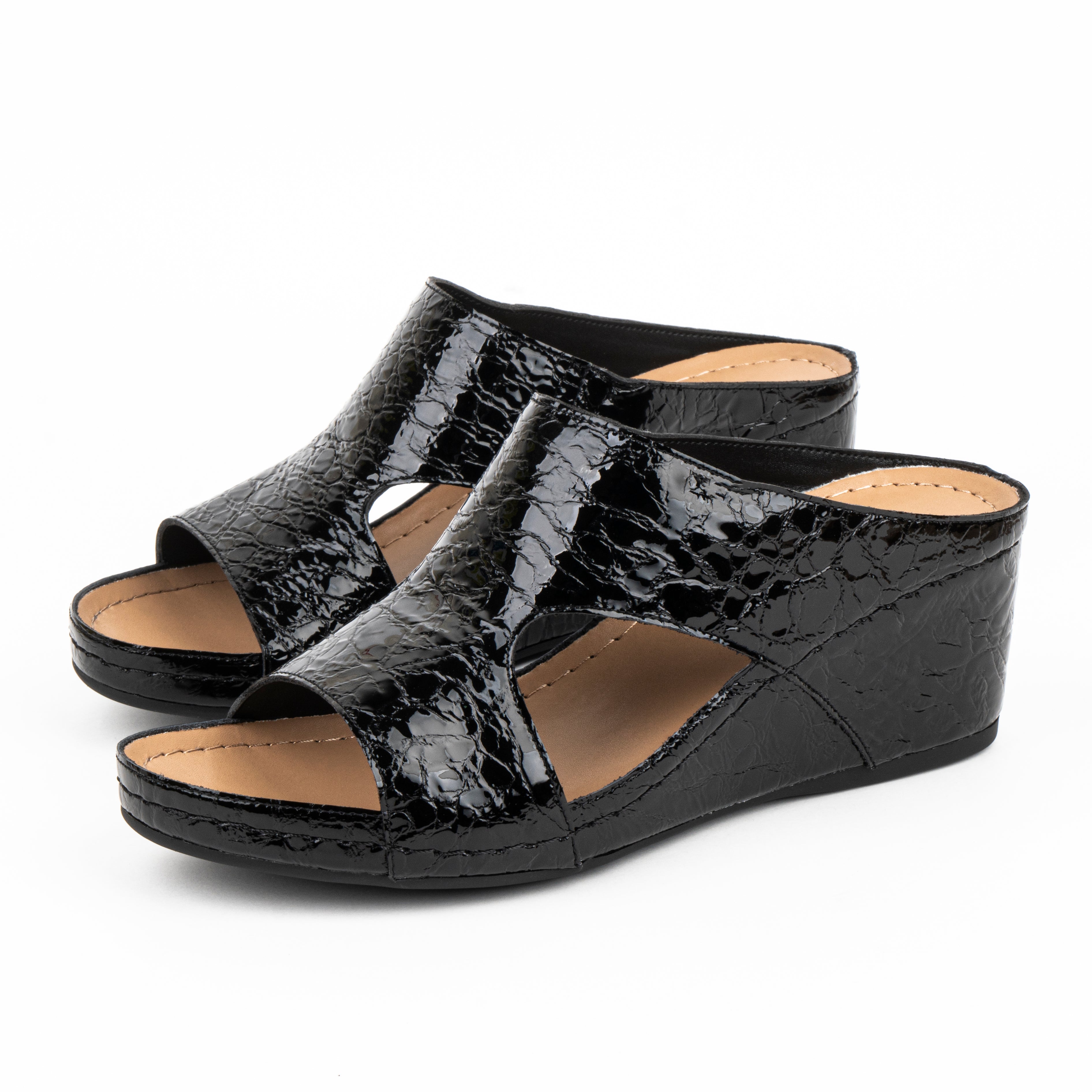 صندل أنيق يعزز إطلالتكِ بلمسة راقية